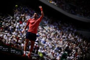 Djokovic colpito in testa da borraccia agli Internazionali d’Italia